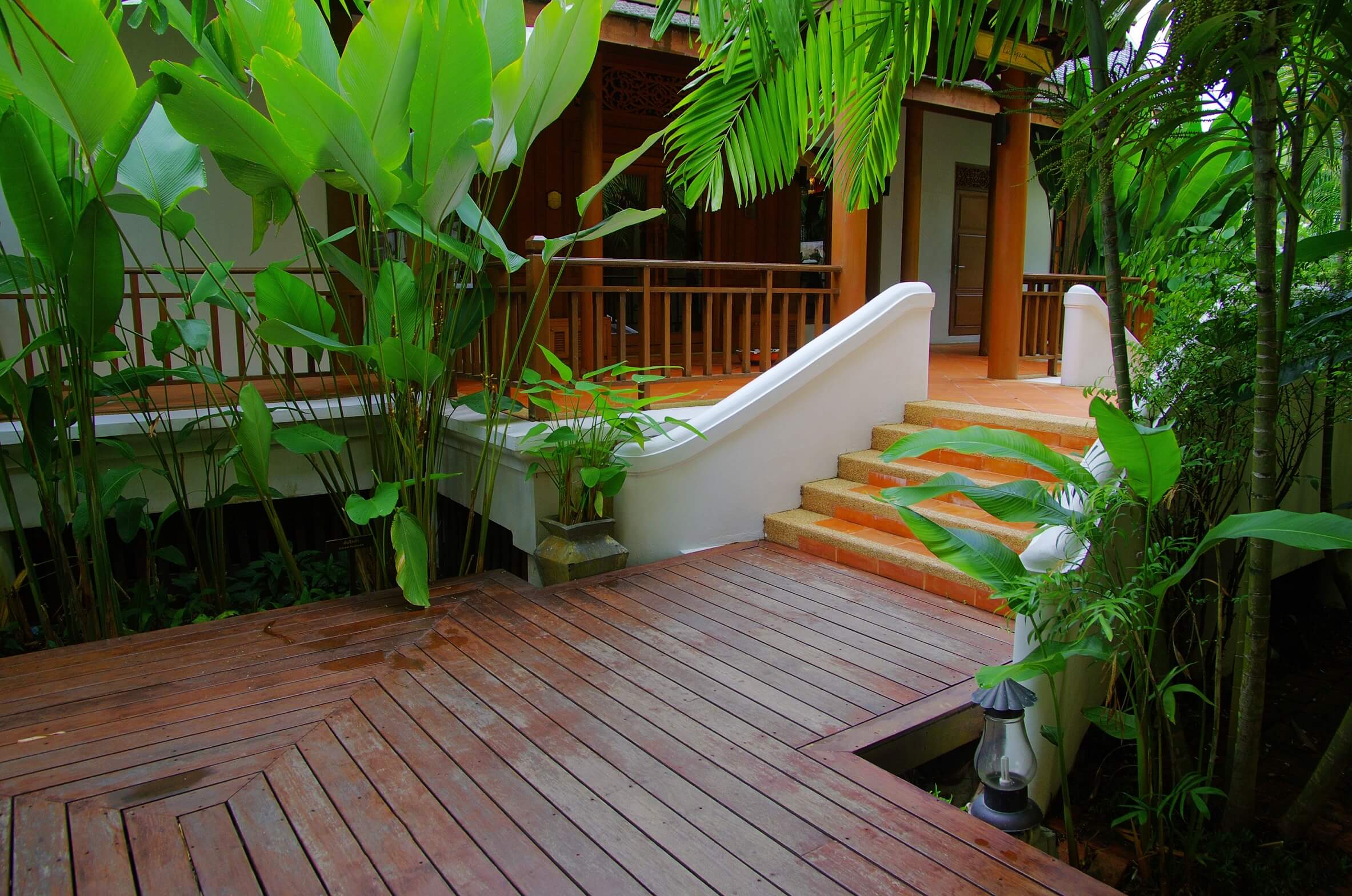 Build a Stylish Deck Without Overspending Your Budget